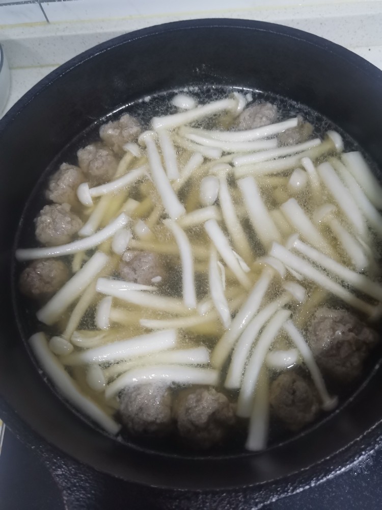 海鲜菇肉丸汤,加入海鲜菇煮5分