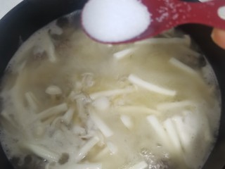 海鲜菇肉丸汤,加入盐在煮2分