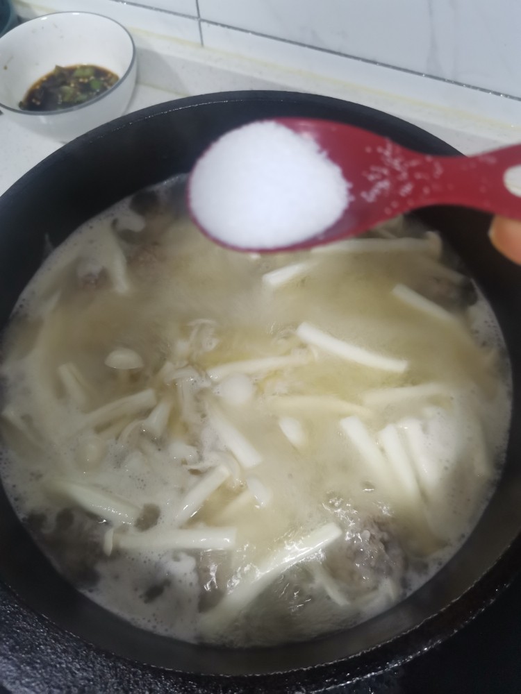 海鲜菇肉丸汤,加入盐在煮2分
