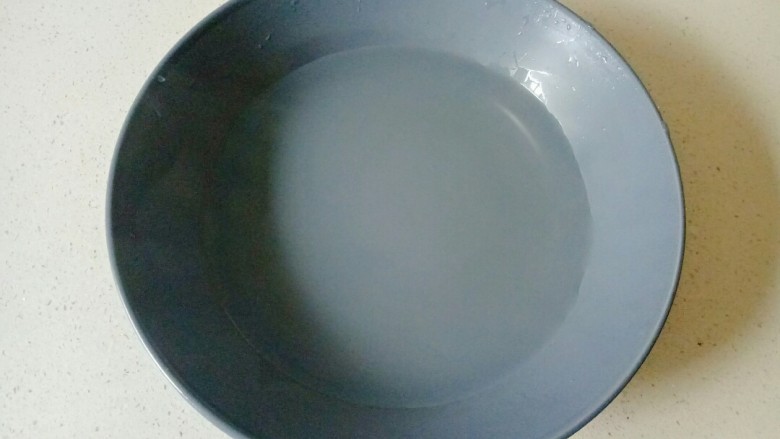 盐焗花生米,大碗中加入200毫升开水