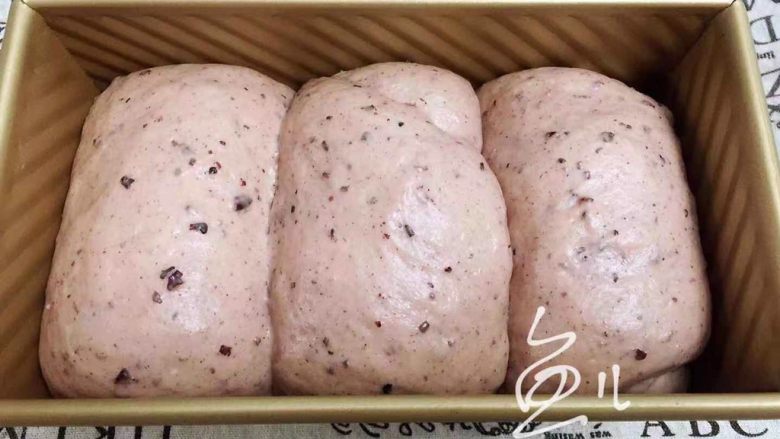 紫米面包,放入吐司盒中发酵至8分满
