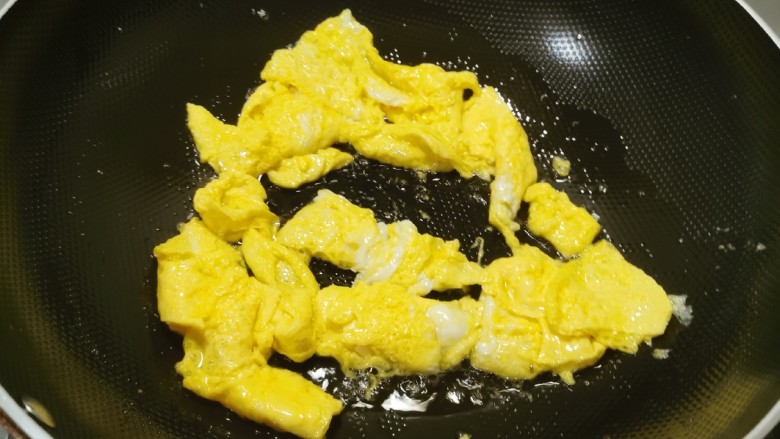 鸡蛋炒年糕,边炒边分割成大块，盛出备用。