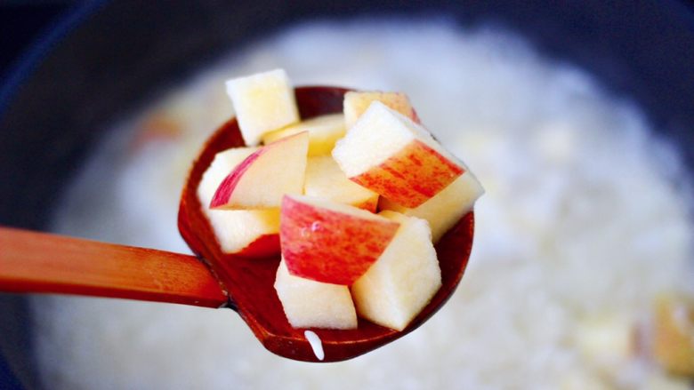 山药酒酿苹果羹,加入切丁的苹果。