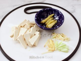 金汤黄花鱼,葱姜蒜切成薄片和丝，豆腐洗干净后切薄片。