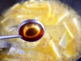 金汤黄花鱼,加入料酒去腥提味。