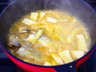 金汤黄花鱼,看见锅中汤汁，变得越来越浓稠时。