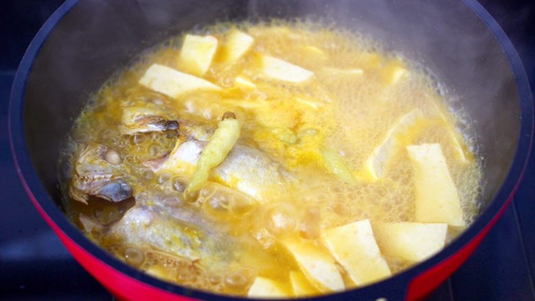 金汤黄花鱼,看见锅中汤汁，变得越来越浓稠时。