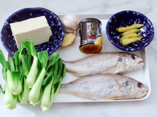 金汤黄花鱼,首先备齐所有的食材，油菜摘洗干净。