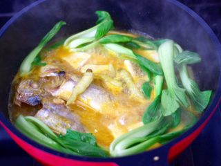 金汤黄花鱼,加入洗净的油菜。