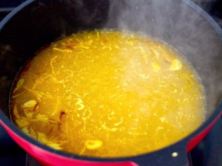 金汤黄花鱼,锅中倒入适量的清水烧开。