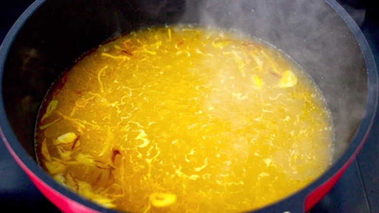 金汤黄花鱼,锅中倒入适量的清水烧开。