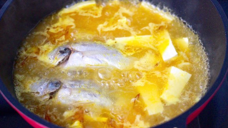 金汤黄花鱼,放入黄花鱼和豆腐大火烧开。