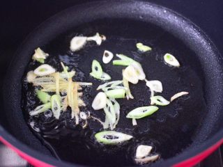 金汤黄花鱼,热油放入葱姜蒜爆香。
