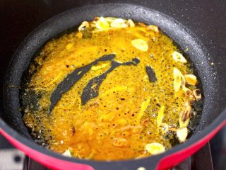 金汤黄花鱼,小火继续慢慢炒出香味。