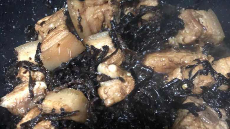 梅干菜烧肉,翻炒均匀，加适量的开水煮10分钟左右。