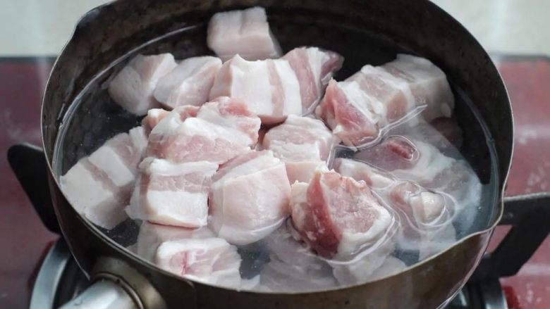 梅干菜烧肉,将切好的肉块直接冷水下锅，大火煮至沸腾后用勺子撇去表面浮沫。