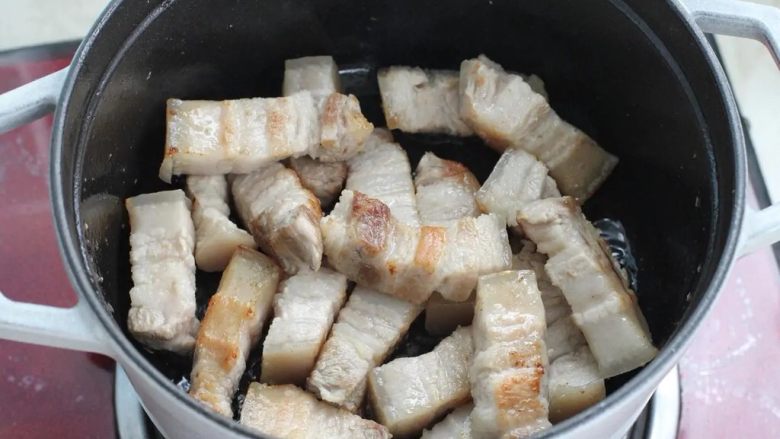 梅干菜烧肉,锅中不用加食用油，把五花肉放进去用小火煎至表面呈焦黄色。
