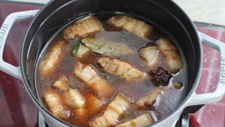 梅干菜烧肉,倒入提前烧好的热水没过五花肉，盖上锅盖大火烧至沸腾后改小火炖煮40-50分钟。