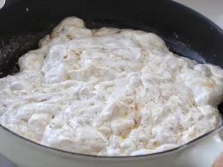 芝麻花生糖,接着倒入135克原味棉花糖，用刮刀翻拌至棉花糖融化，与黄油融合在一起。