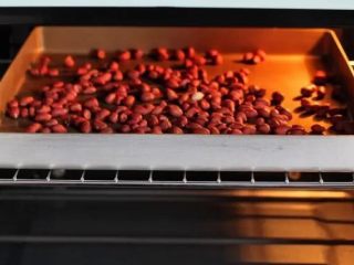 芝麻花生糖,烤箱提前上下火170度预热，将花生放入烤箱上层烤8-10分钟，注意别烤糊了。烤好后取出晾凉，搓掉外皮擀压成花生碎，如果花生颗粒较小就用整颗的。