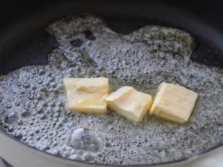 芝麻花生糖,平底不粘锅中放入黄油和盐，开小火将黄油彻底融化。