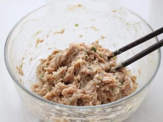 萝卜丝汤,用筷子顺时针搅拌至肉糜上劲儿，这样做好的丸子不容易散掉，而且口感Q弹。