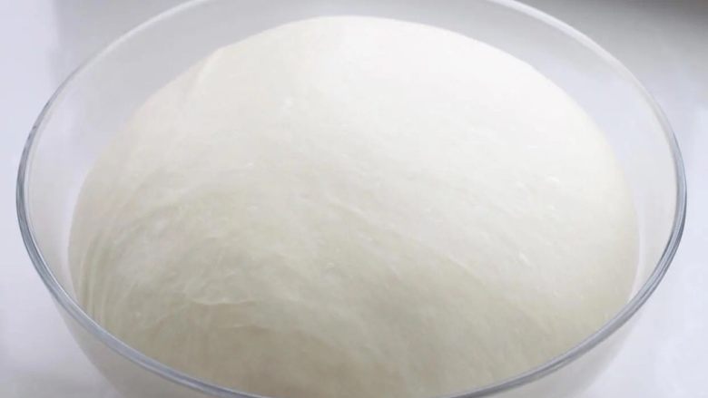 紫米面包,待面团发酵至原来的2-2.5倍大，用手指蘸干面粉在中间戳进去再拔出来，面团不回缩不塌陷就基本发酵好了。