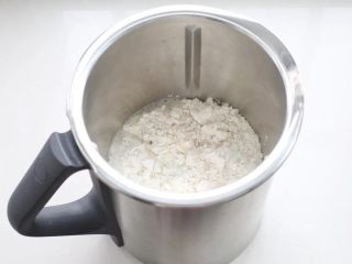 紫米面包,将除黄油外的面团食材放进揉面桶内，启动揉面程序揉成面团。