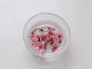 紫米面包,洗去盐渍樱花表面的盐分，放入清水中浸泡待其花瓣散开。