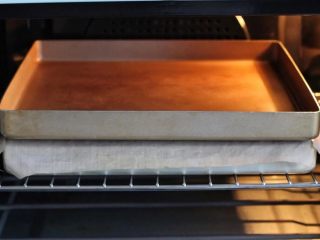 紫米面包,烤箱上火150度、下火180度预热，在饼胚上铺一层耐高温油布，然后压一个烤盘，放进烤箱中层烤20-25分钟。
