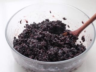 紫米面包,添入平时煮米饭的水量煮成紫米饭，盛出趁热加入细砂糖和炼乳拌匀。