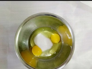 黑米馒头,鸡蛋打入盆中，加入50g白砂糖（在准备一个盆里面放入热水，把鸡蛋盆放入热水盆中，有利于全蛋打发）