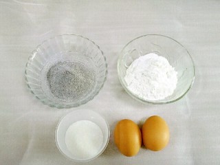 黑米馒头,准备好材料，鸡蛋是60g以上的，黑米用料理机打碎过筛