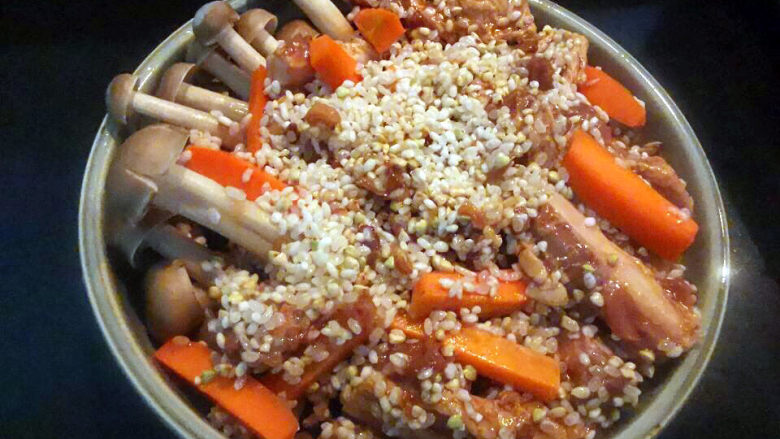 排骨糯米饭,拌好的食材全部覆盖在鹿茸菇上面