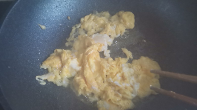 鸡蛋炒年糕,待鸡蛋液凝固用筷子炒散
