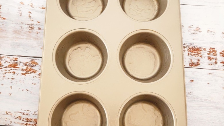 酸奶燕麦杯,在磨具刷上少许食用油防黏