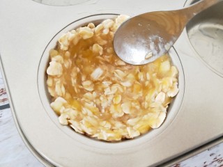 酸奶燕麦杯,将搅拌好的燕麦填入杯状磨具中，最好用勺子整理成薄厚均匀的杯状