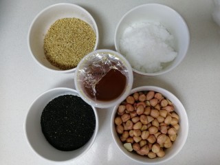 芝麻花生糖,准备食材：花生，黑白芝麻，麦芽糖，白糖