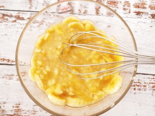 酸奶燕麦杯,加入蜂蜜，用手动打蛋器捣碎