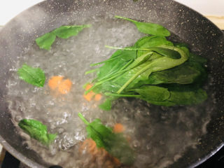 堪比吉野家的秘制肥牛饭，你一定要试试,烧开水，焯一下菠菜和胡萝卜，菠菜有草酸，焯一下可以很好的去除草酸。