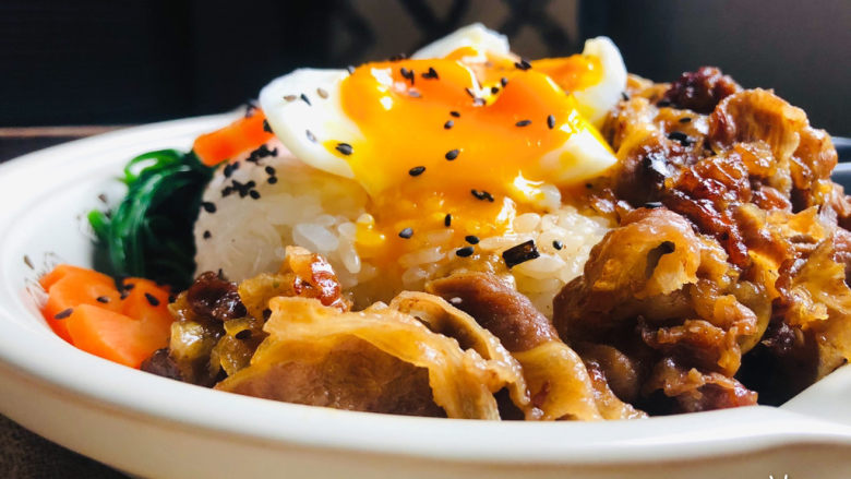 堪比吉野家的秘制肥牛饭，你一定要试试,盖在米饭上，再来个溏心蛋，完美！