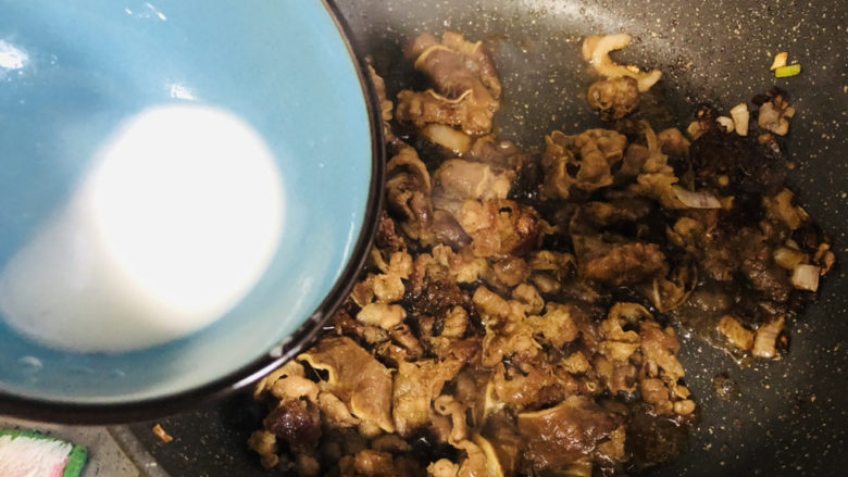 堪比吉野家的秘制肥牛饭，你一定要试试,最后用水淀粉勾个芡，汤汁更浓稠。