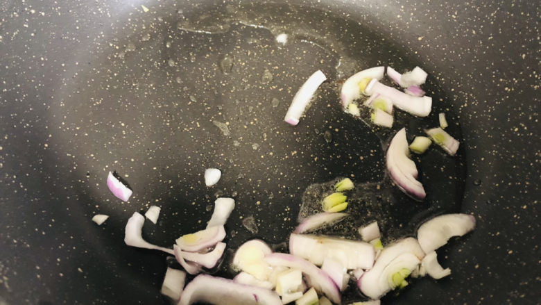 堪比吉野家的秘制肥牛饭，你一定要试试,锅里放油，炒香洋葱。