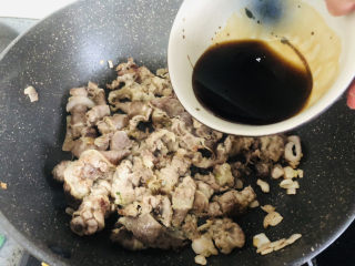 堪比吉野家的秘制肥牛饭，你一定要试试,倒入提前调好的碗汁。
