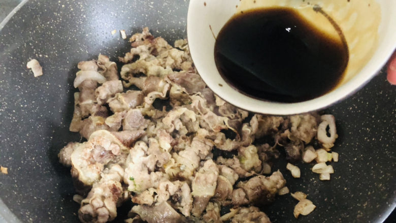 堪比吉野家的秘制肥牛饭，你一定要试试,倒入提前调好的碗汁。