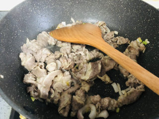 堪比吉野家的秘制肥牛饭，你一定要试试,下入刚刚煮好的肥牛卷翻炒。