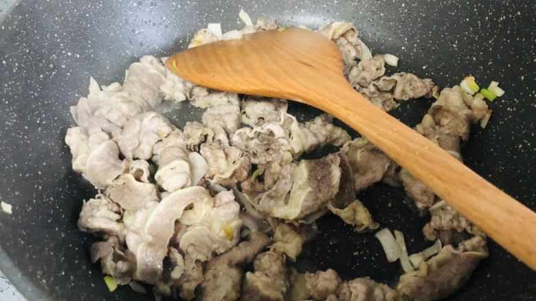 堪比吉野家的秘制肥牛饭，你一定要试试,下入刚刚煮好的肥牛卷翻炒。