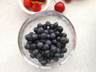 水果酸奶杯,取一个玻璃杯，放入一层蓝莓