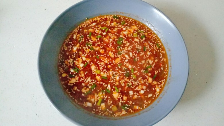 酸辣荞麦面,加几勺面汤放入调料碗中搅拌均匀