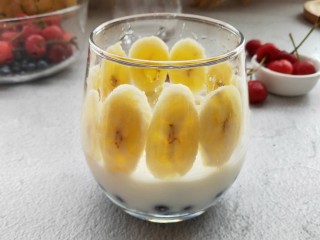 水果酸奶杯,香蕉切成薄片，然后拿把切好的香蕉贴在玻璃杯壁，图片的那个样子哈